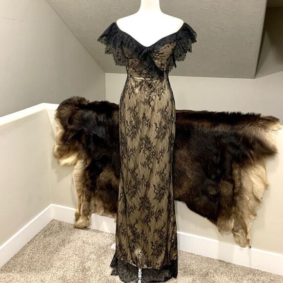 Sexy & Elegant Off-the shoulder Floral Lace Dress - Picture 6 of 13